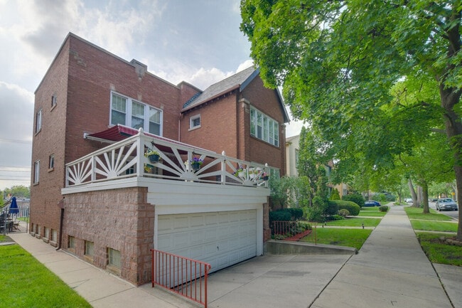 Building Photo - 10508 S Claremont Ave