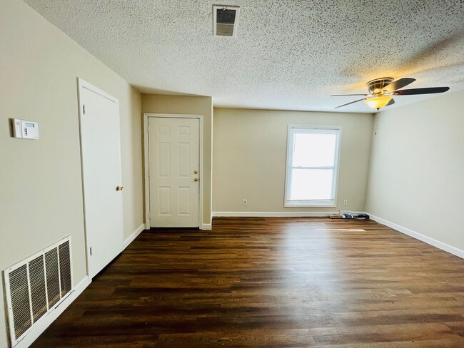 Building Photo - Section 8 Approved 3bedroom
