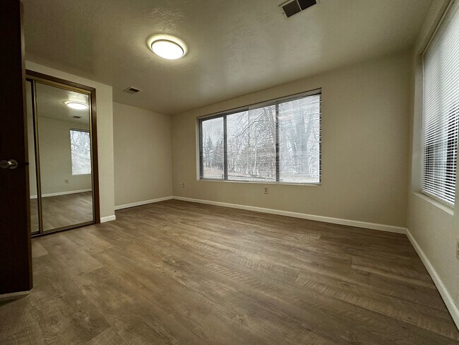 Building Photo - E432 Bay Ln