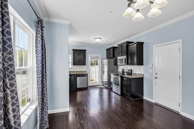 Building Photo - 2031 Hemlock Dr