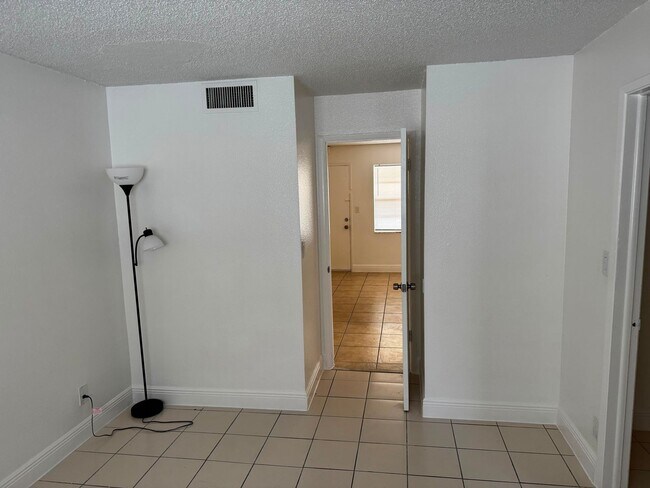 Building Photo - One bedroom apartment in Pompano Beach
