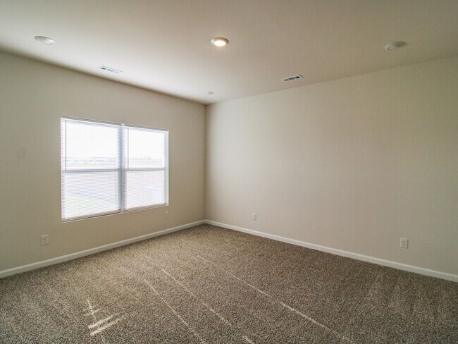 Building Photo - Move-In Ready! Beautiful 3 Bedroom Home in a Prime Location