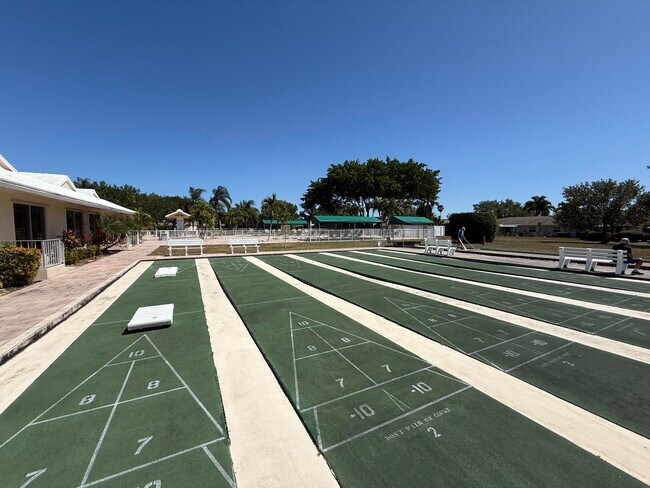 Building Photo - 8540 Chevy Chase Dr