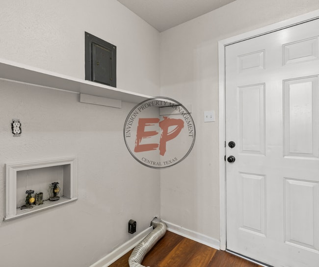 Building Photo - 401 Carver Ave