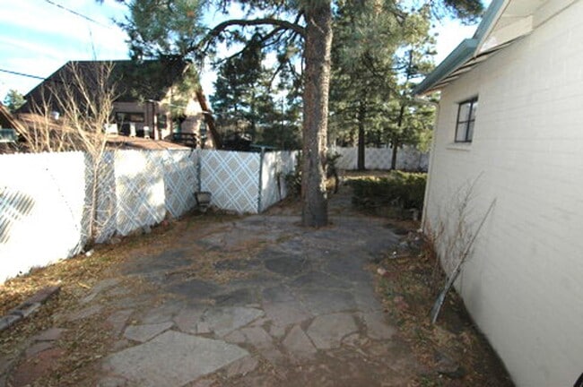 Building Photo - 2 Bedroom 1 Bathroom House North of Hospital