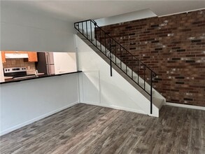 Building Photo - 136 Milrace Dr