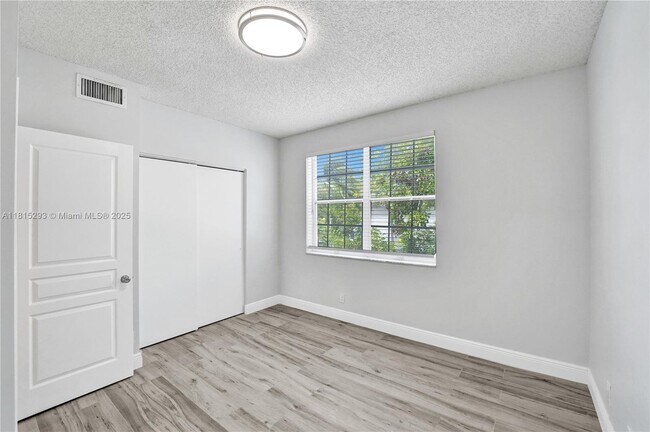 Building Photo - 16607 Hemingway Dr