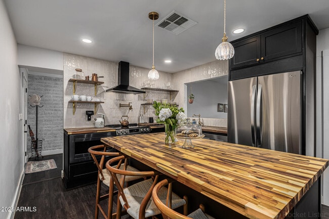 Building Photo - 2200 N Los Altos Dr