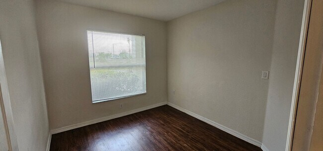 Building Photo - 1530 SW 19th Ave