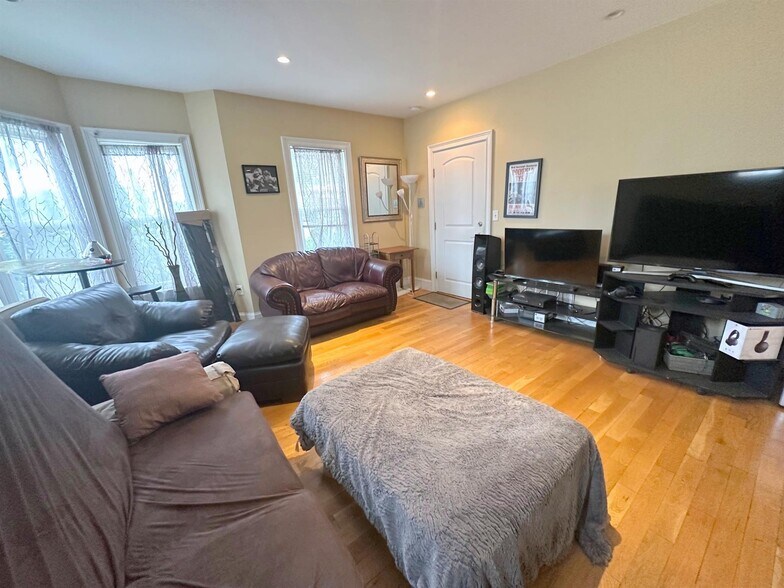 Building Photo - 28 Benham St