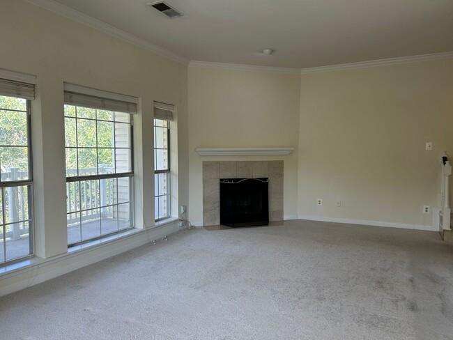 Building Photo - Third Floor Condo Available Now in Leesburg!