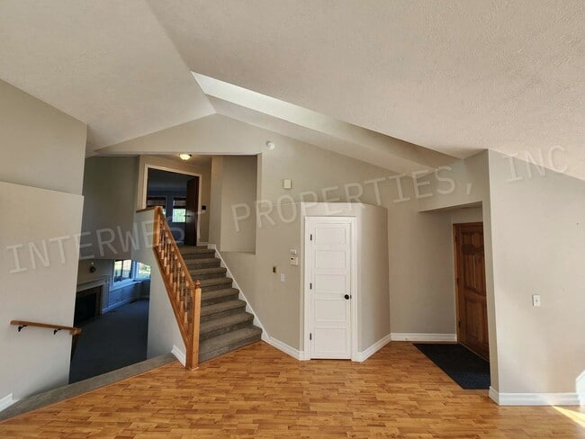Building Photo - 4+ Bedroom Tigard Home With a Beautiful Vi...
