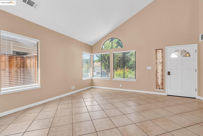 Building Photo - 4820 Ridgeview Dr