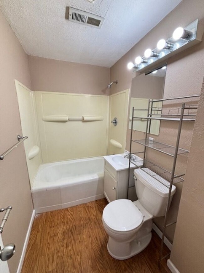 Building Photo - 705 Roslyn Dr. Rantoul, IL