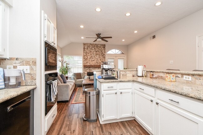 Building Photo - 8323 Lake Crystal Dr