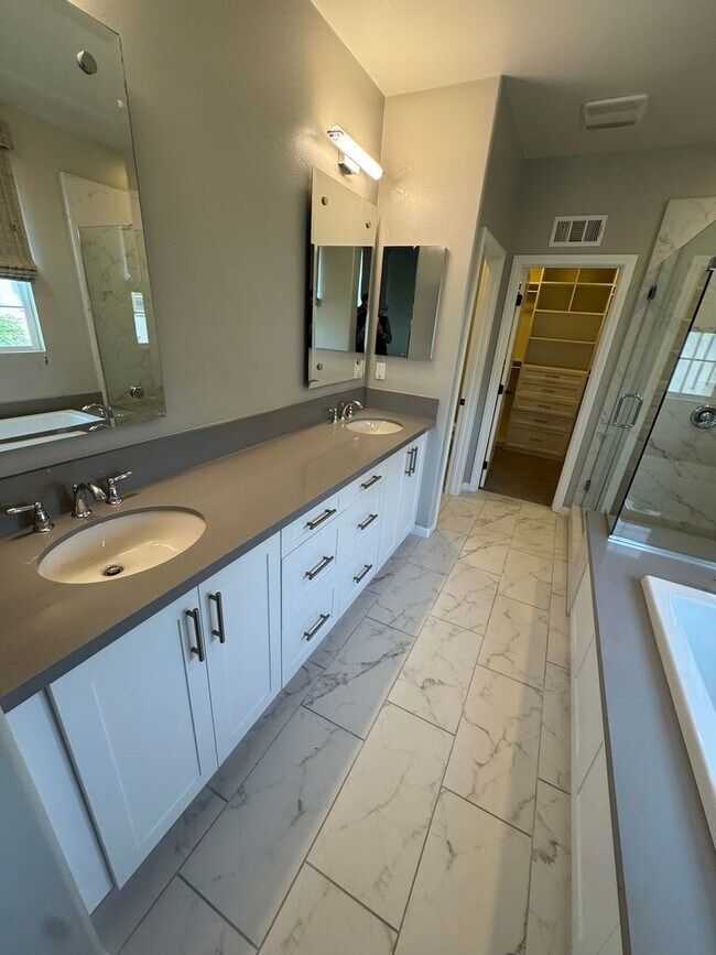 Building Photo - Charming 3-bedroom 2.5 bath nestled inside...