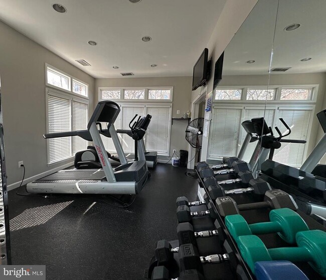 Building Photo - 1701 Lake Shore Crest Dr