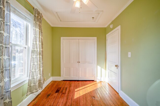 Building Photo - Historic Elegance in Old Town Alexandria