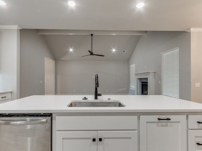 Building Photo - 3201 Hayven Cir