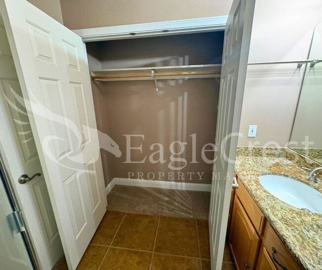 Building Photo - 44 Vinehill Dr