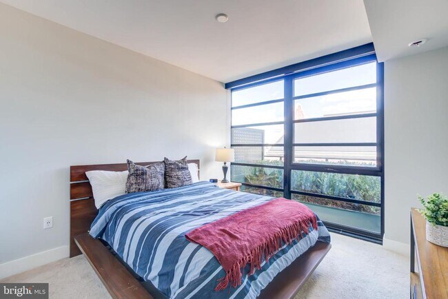 Building Photo - 1300 4th St SE