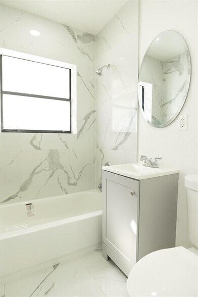 Building Photo - 924 NW 11th Ct