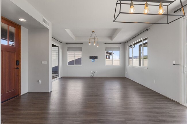 Building Photo - Bright 4-Bedroom Pet-Friendly Golf-Course ...