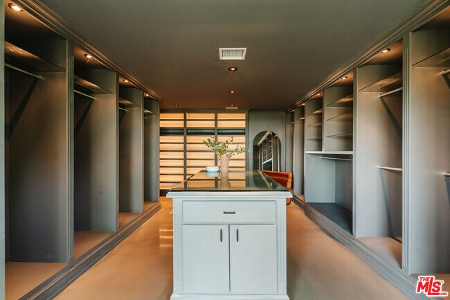 Building Photo - 8559 Edwin Dr