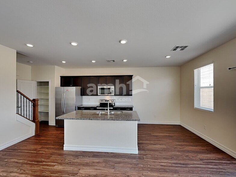 Building Photo - 5804 Petronius St