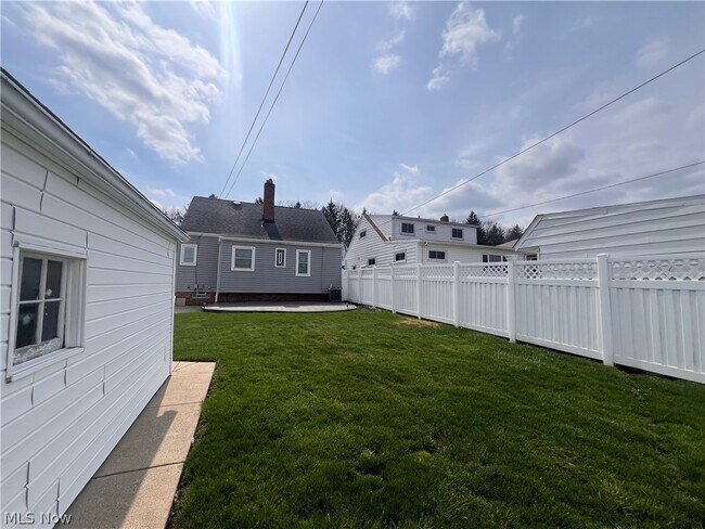 Building Photo - 3006 Torrington Ave