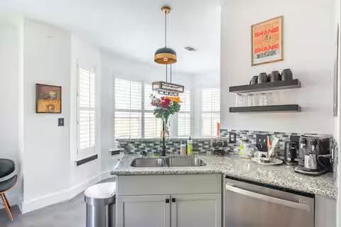 Building Photo - 84 Anthony St