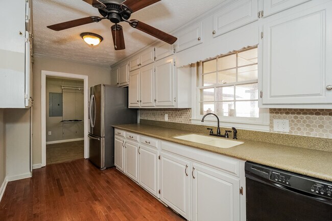 Building Photo - 302 Ridgedale Dr SE