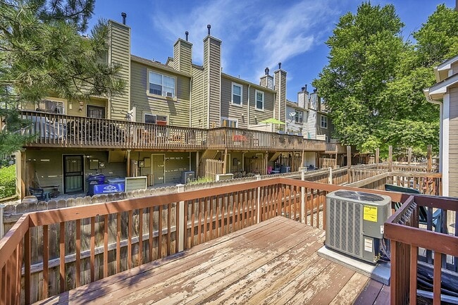 Building Photo - $1,950- 2 Bed, 2 Bath Townhouse in Denver with Washer and Dryer!