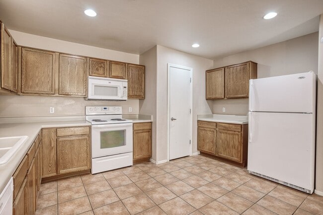 Building Photo - Lovely 3 Bedroom House in Desirable Area!