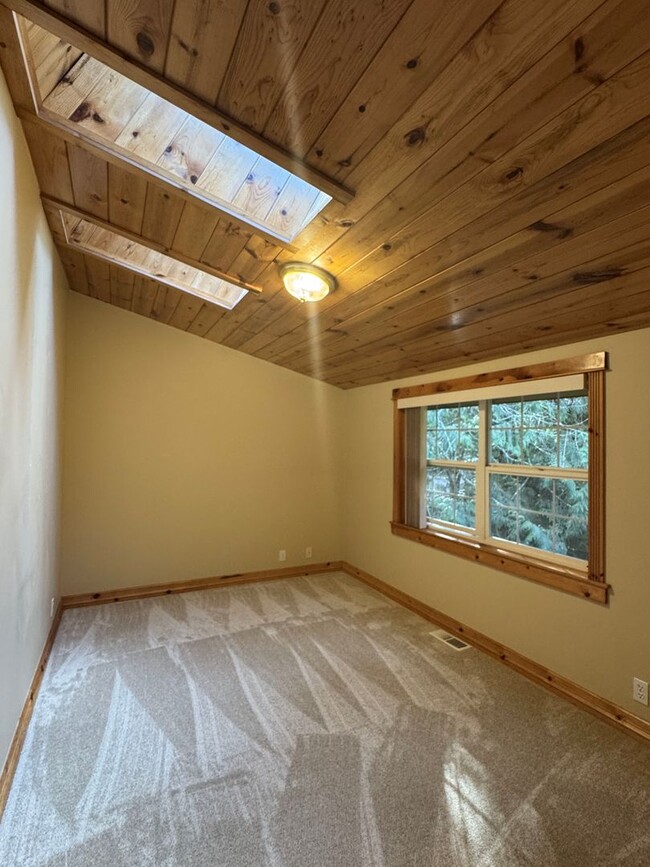 Building Photo - Expansive Bainbridge Island home and prope...