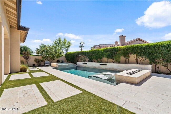 Building Photo - 5543 E Beryl Ave