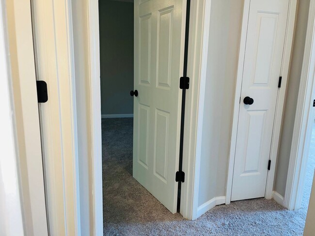 Building Photo - Location, location, location! Renovated townhome near Downtown Douglasville! Must See!