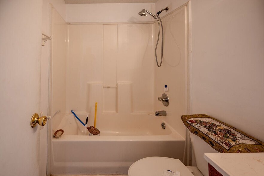 Building Photo - 806 Lakeland St