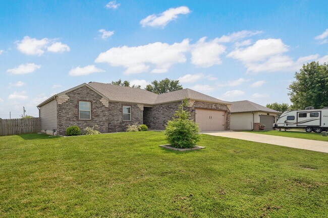 Building Photo - Modern 3 Bed / 2 Bath Home with Open Layout & Fenced Yard