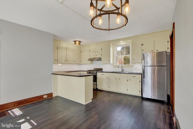 Building Photo - 367 High St