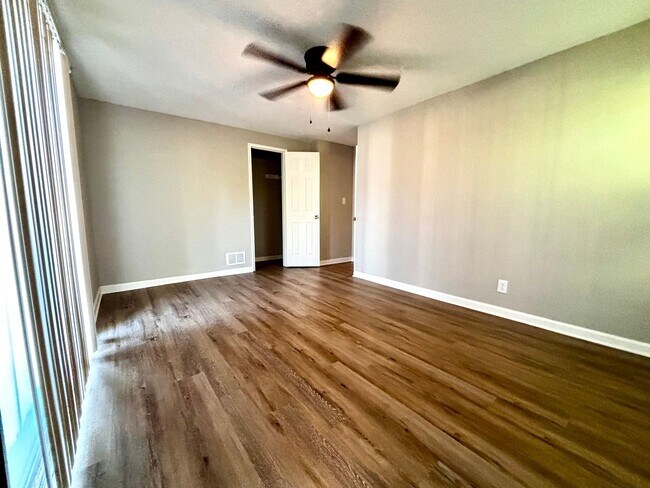 Building Photo - Spacious 3-Bed Townhome with Garage in Day...