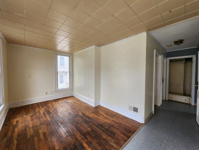 Building Photo - Lower 2 bedroom