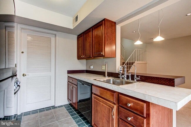 Building Photo - 204 Saratoga Ct