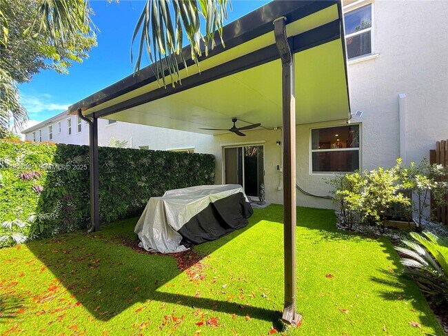 Building Photo - 1060 SE 26th Ter