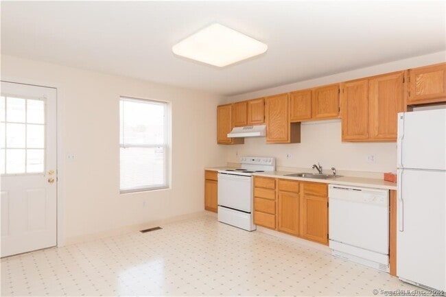 Building Photo - 6 Larkspur Ln