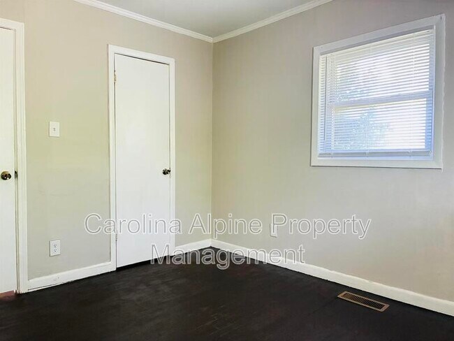Building Photo - 1320 Kenly St