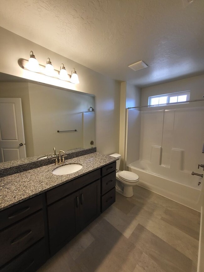 Building Photo - 3 Bedroom Townhome