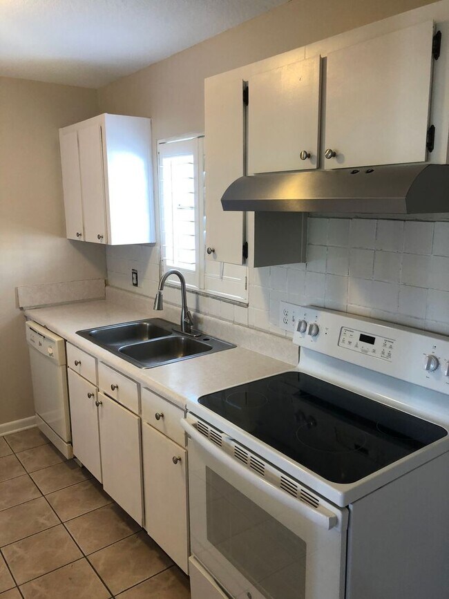 Building Photo - 2 Bed 1.5 Bath Townhome Located in Jacksonville Beach - Fenced in Yard!
