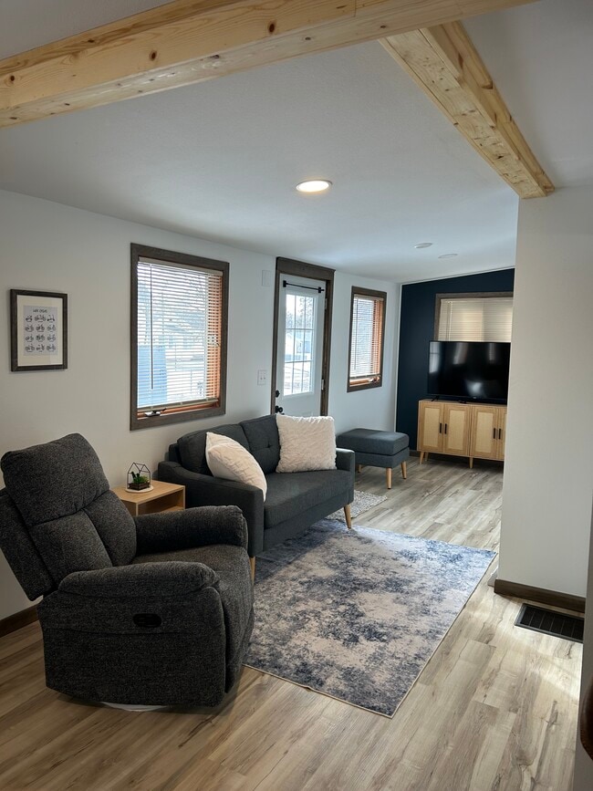 Building Photo - 1006 Irvine Ave NW