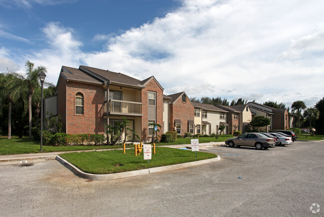 Primary Photo - Crystal Pointe Apartments